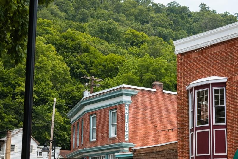 A Traveler’s Guide to Berkeley Springs, WV Featured Image